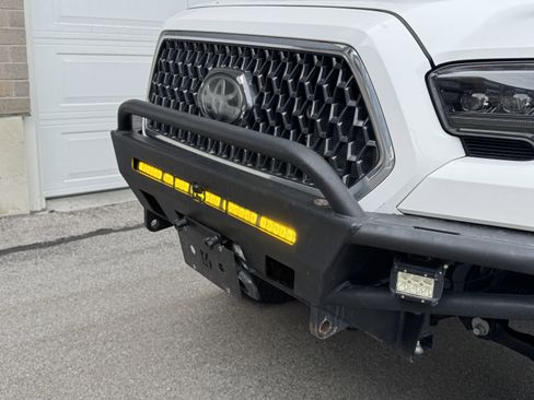 Used 2018 Toyota Tacoma TRD Off-Road w/ Technology Package image 11