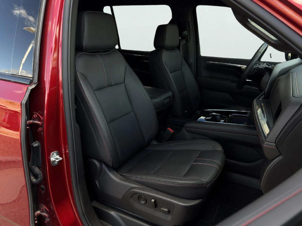 Used 2025 Chevrolet Suburban RST w/ Advanced Technology Package AWD/4WD image 7