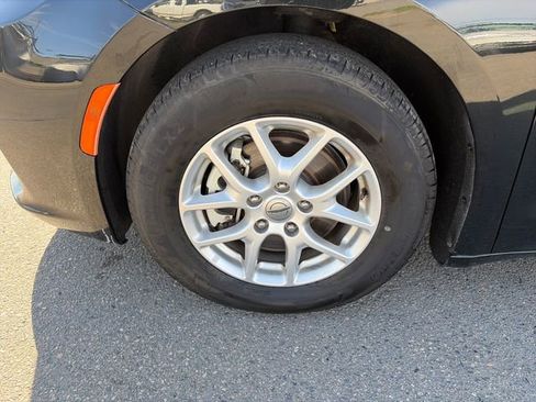 Used 2022 Chrysler Pacifica Touring-L FWD image 12