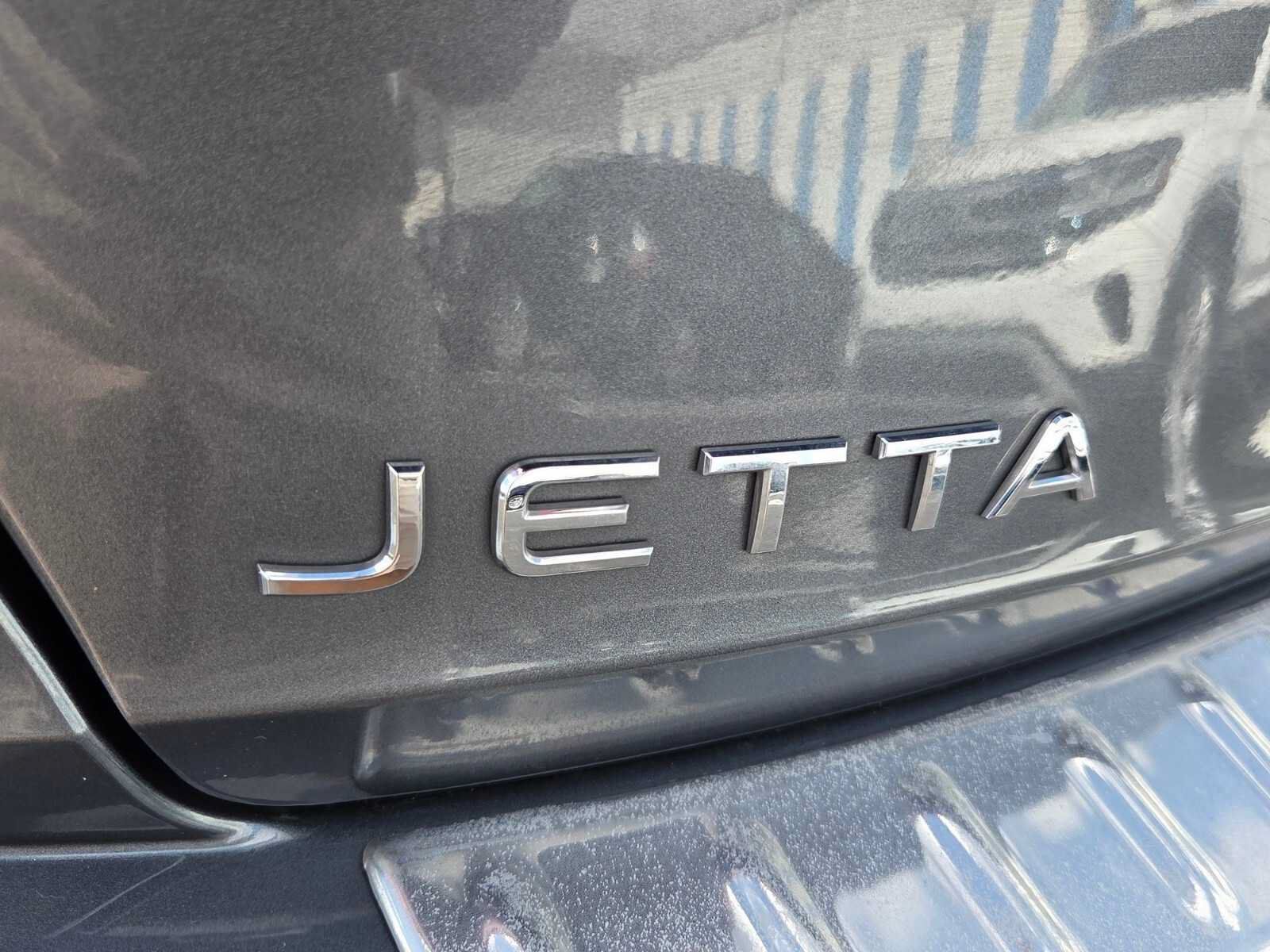 Used 2023 Volkswagen Jetta SE w/ Panoramic Sunroof Package FWD image 16