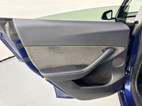 Used 2022 Tesla Model Y Long Range image 42