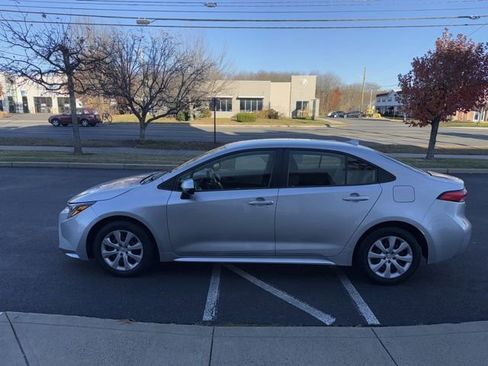 Used 2022 Toyota Corolla LE image 5