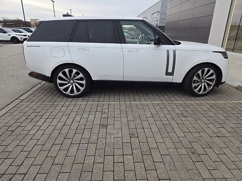 Used 2023 Land Rover Range Rover SE image 4