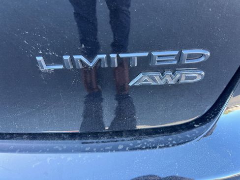 Used 2023 Chrysler Pacifica Limited w/ Uconnect Theater Family Group AWD/4WD image 9