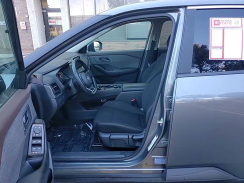 Used 2023 Nissan Rogue S image 18