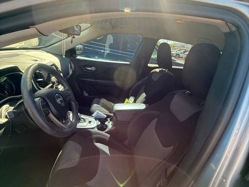 Used 2016 Jeep Cherokee Sport image 5
