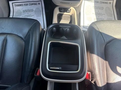 Used 2021 Chrysler Pacifica Touring-L FWD image 34