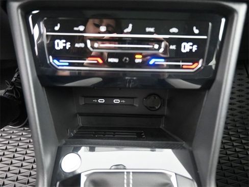 Used 2025 Volkswagen Taos SE w/ Panoramic Sunroof Package image 4