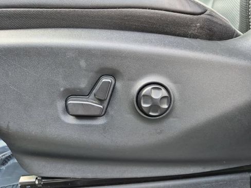 Certified 2025 Chrysler Pacifica Limited FWD image 14