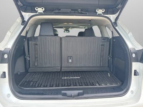 Used 2024 Toyota Highlander XLE FWD image 8
