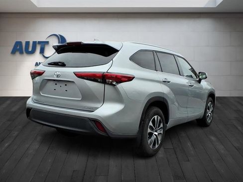 Used 2022 Toyota Highlander XLE image 9