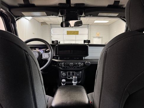 Used 2024 Jeep Gladiator Sport image 20