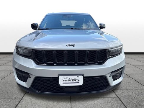 Used 2025 Jeep Grand Cherokee Altitude AWD/4WD image 8