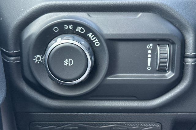 Used 2025 Jeep Wrangler Unlimited Sahara AWD/4WD image 31