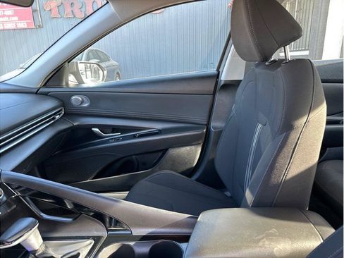 Used 2025 Hyundai Elantra SEL FWD image 17