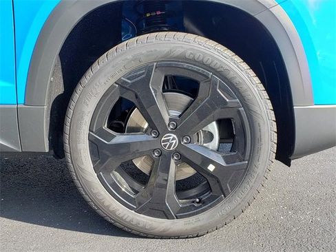 New 2025 Volkswagen Taos SE image 12