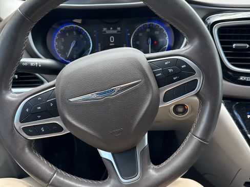 Used 2018 Chrysler Pacifica Touring-L w/ Tire & Wheel Group FWD image 6