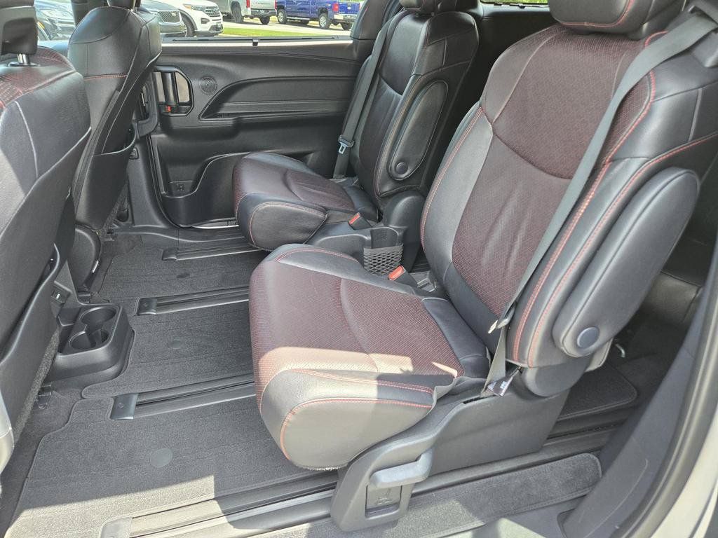 Used 2025 Toyota Sienna XSE w/ XSE Premium Package FWD image 18
