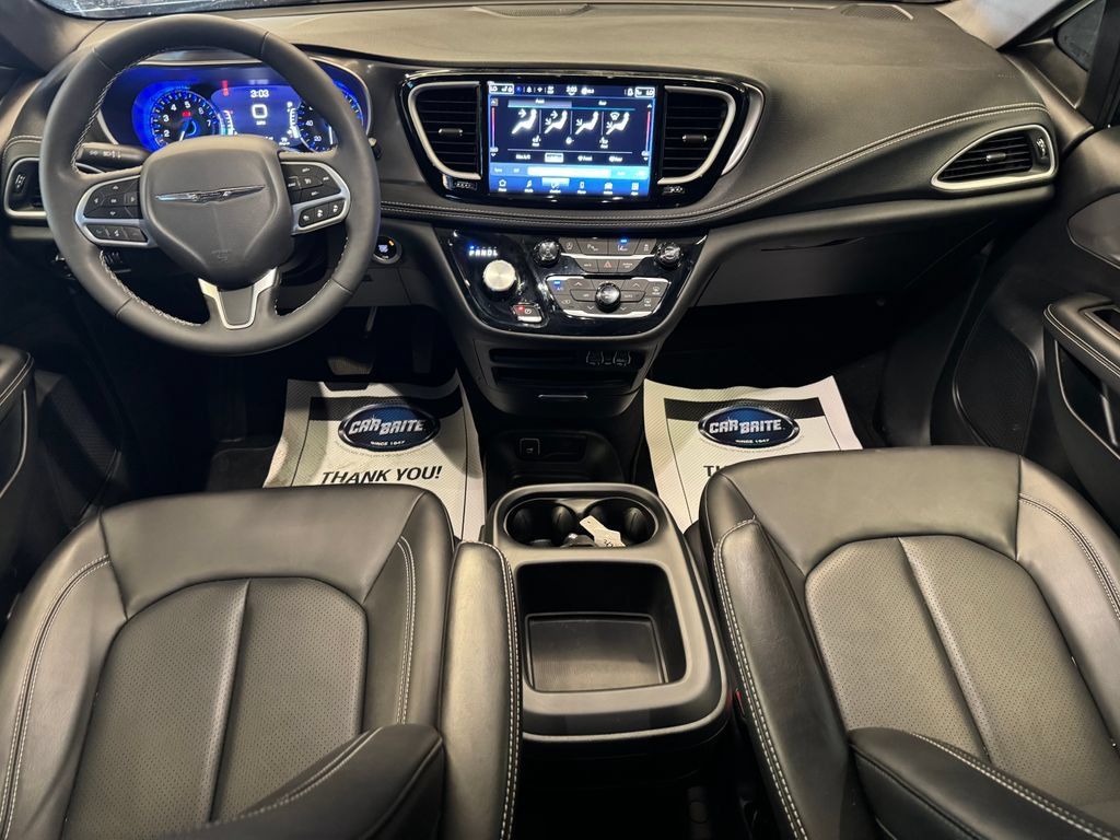 Used 2025 Chrysler Pacifica Select FWD image 11