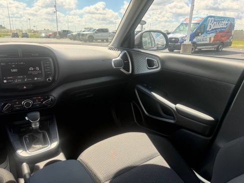 Used 2025 Kia Soul LX w/ LX Technology Package FWD image 35