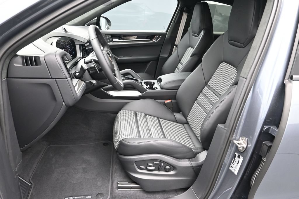Certified 2026 Porsche Cayenne GTS AWD/4WD image 5