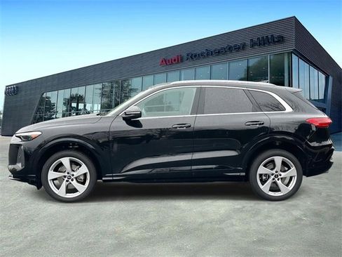 Certified 2025 Audi Q5 2.0T Premium Plus w/ Premium Plus image 2
