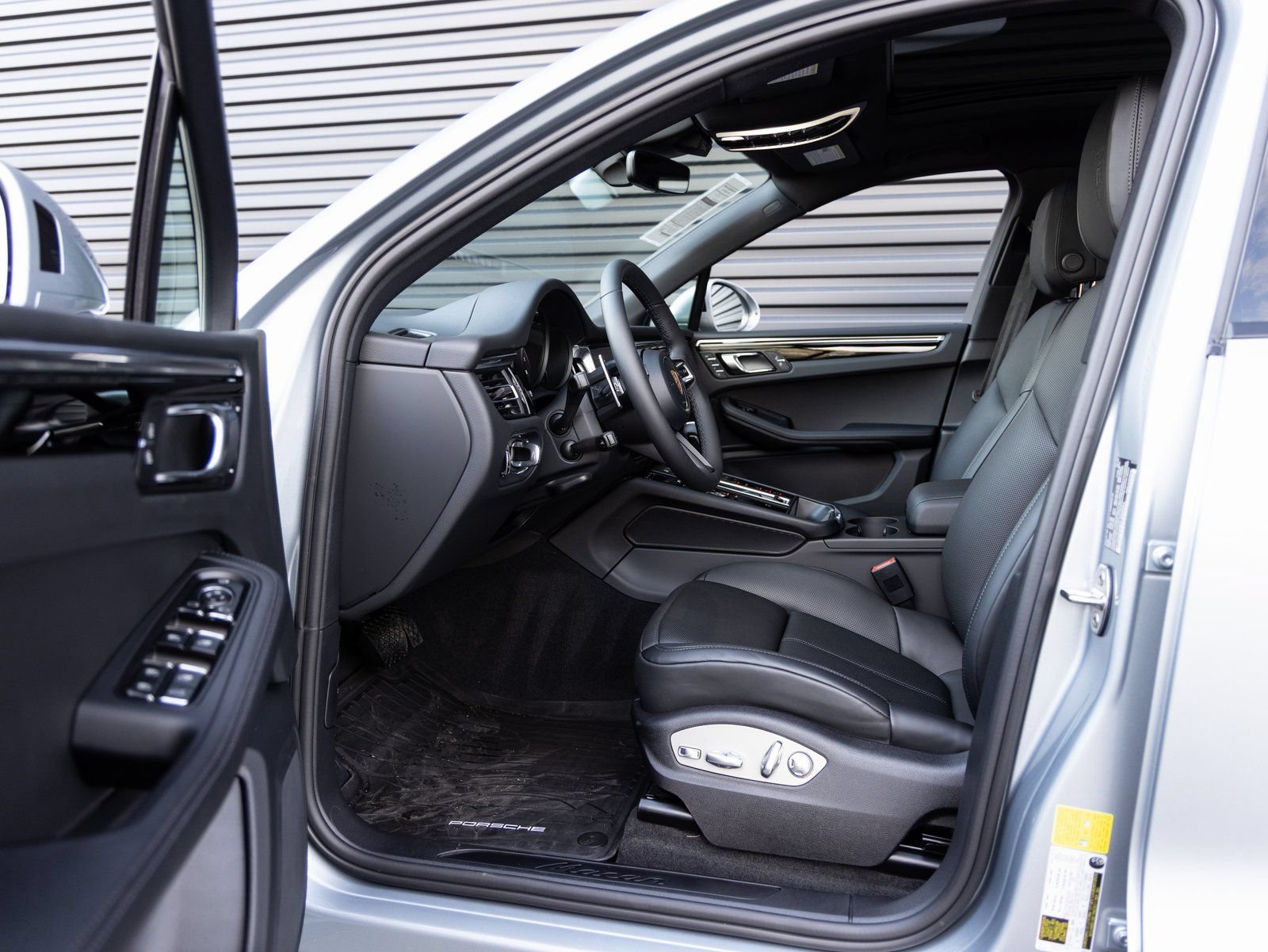 Certified 2026 Porsche Macan AWD/4WD image 23