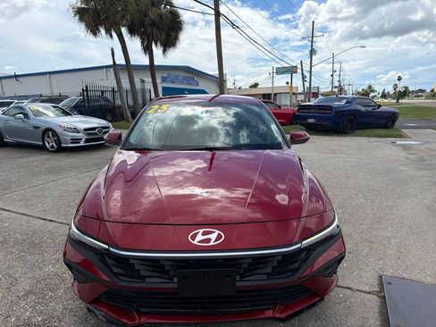 Used 2025 Hyundai Elantra SE FWD image 3