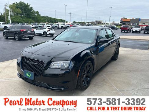 Used 2021 Chrysler 300 Touring w/ Sport Appearance Package RWD image 7