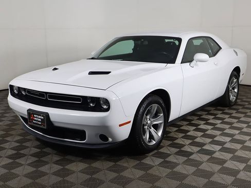 Used 2019 Dodge Challenger SXT image 5