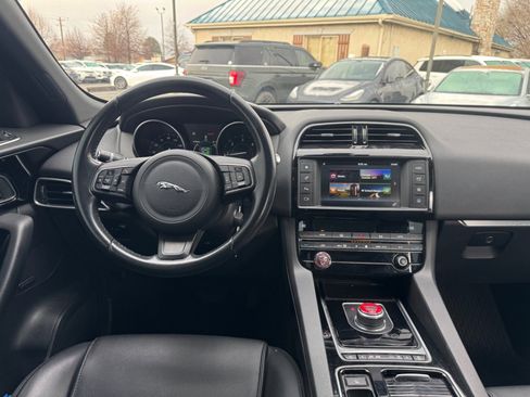 Used 2018 Jaguar F-PACE Premium image 12