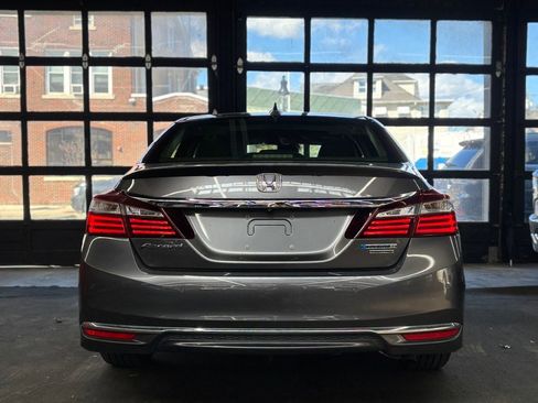 Used 2017 Honda Accord Touring image 5