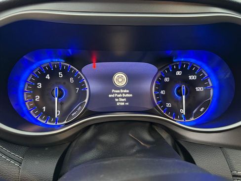 Used 2022 Chrysler Pacifica Touring-L image 15