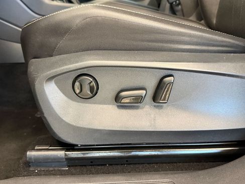 Used 2022 Volkswagen Tiguan SE w/ Panoramic Sunroof Package FWD image 15