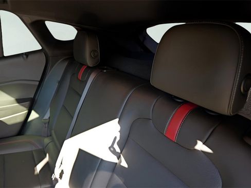 Certified 2025 Chevrolet Trax RS w/ Sunroof Package image 24