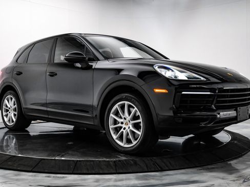 Used 2022 Porsche Cayenne w/ Premium Package image 17