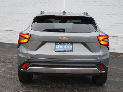 Used 2025 Chevrolet Trax LT w/ LT Convenience Package image 6