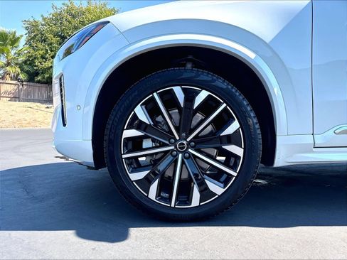 Used 2026 Volvo XC90 B6 Plus w/ Protection Package Premier AWD/4WD image 12