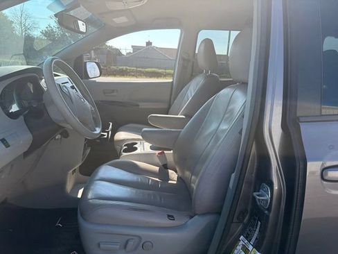 Used 2014 Toyota Sienna LE FWD image 9