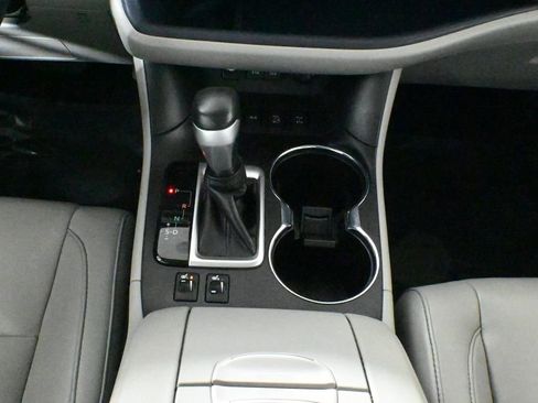 Used 2019 Toyota Highlander XLE image 22
