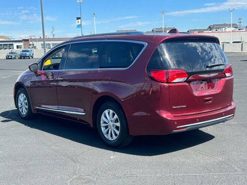 Used 2018 Chrysler Pacifica Touring-L FWD image 5