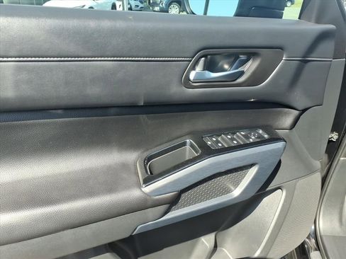 Used 2023 Nissan Pathfinder SL AWD/4WD image 17