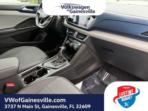 Certified 2024 Volkswagen Taos SE image 10