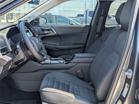 New 2025 Mitsubishi Outlander SE image 12