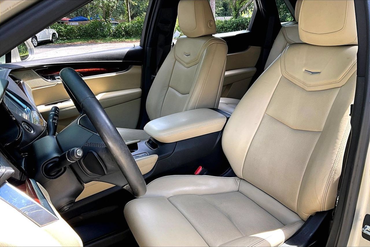 Used 2017 Cadillac XT5 Luxury w/ Driver Awareness Package FWD image 18