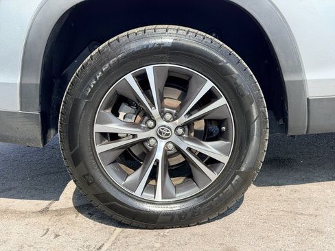 Used 2019 Toyota Highlander Plus FWD image 29