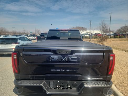 Used 2024 GMC Sierra 2500 Denali Ultimate image 8