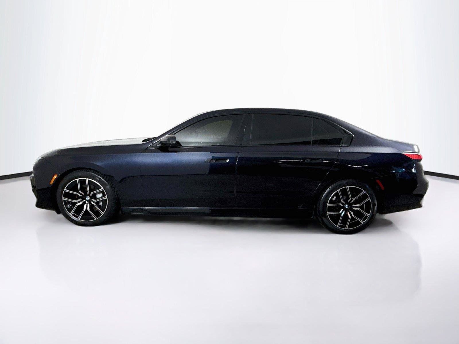 Used 2023 BMW i7 xDrive60 w/ Executive Package 2 AWD/4WD image 2