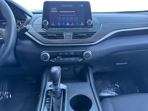 Used 2025 Nissan Altima 2.5 SV FWD image 11