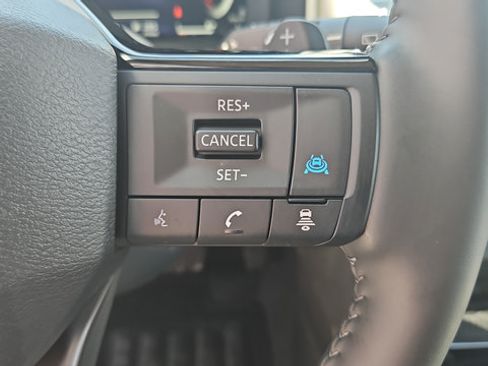 Used 2025 Nissan Rogue SL AWD/4WD image 18